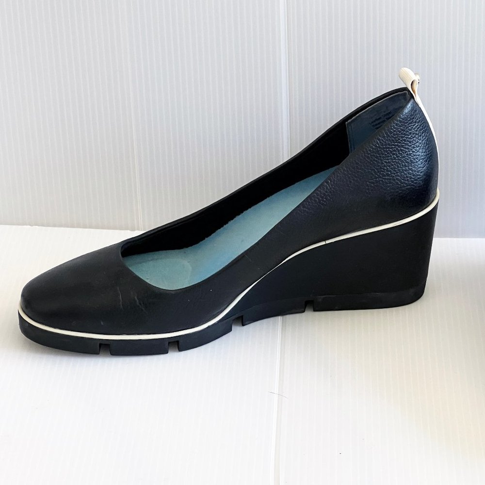 Betabrand All Weather Wedges Black & White Size 7 SOLD OUT